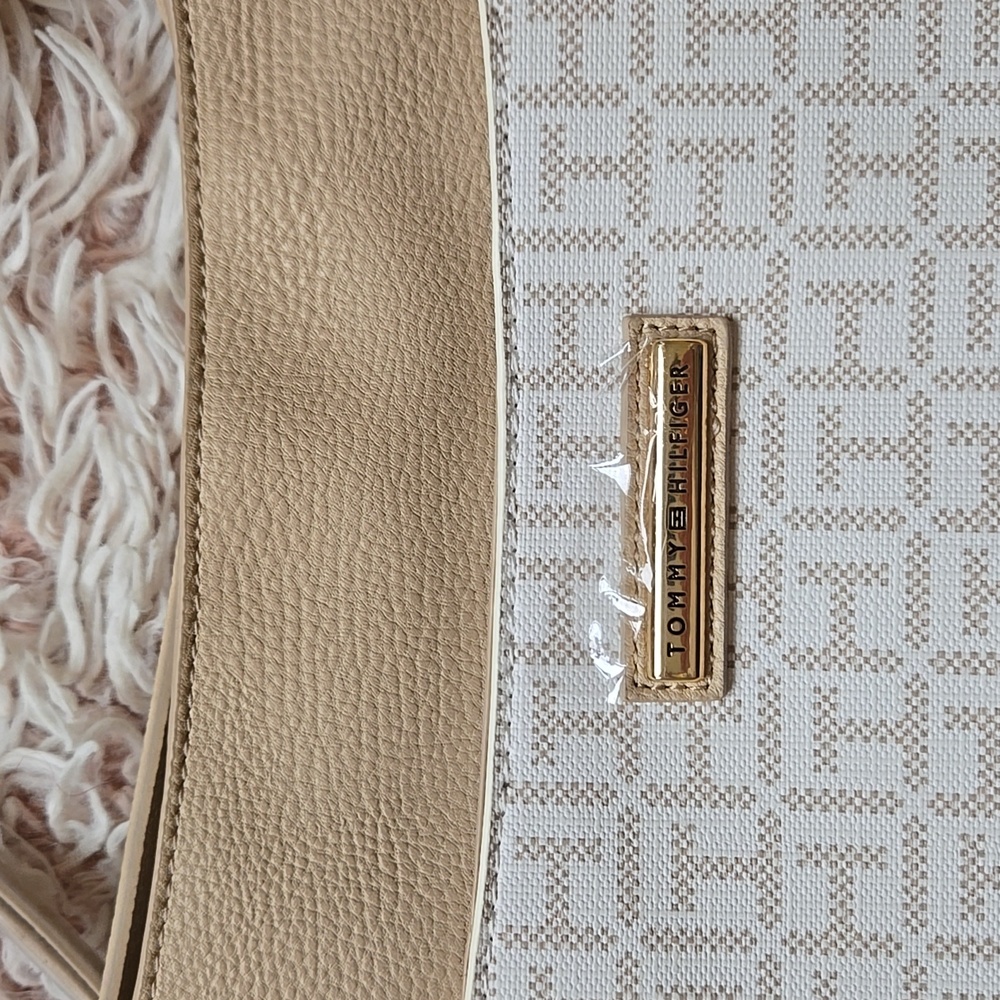 🐪NWT Tommy Hilfiger crossbody bag - Picture 2 of 10